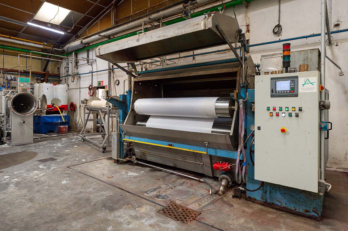 Un rouleau de tissu sur une machine de production