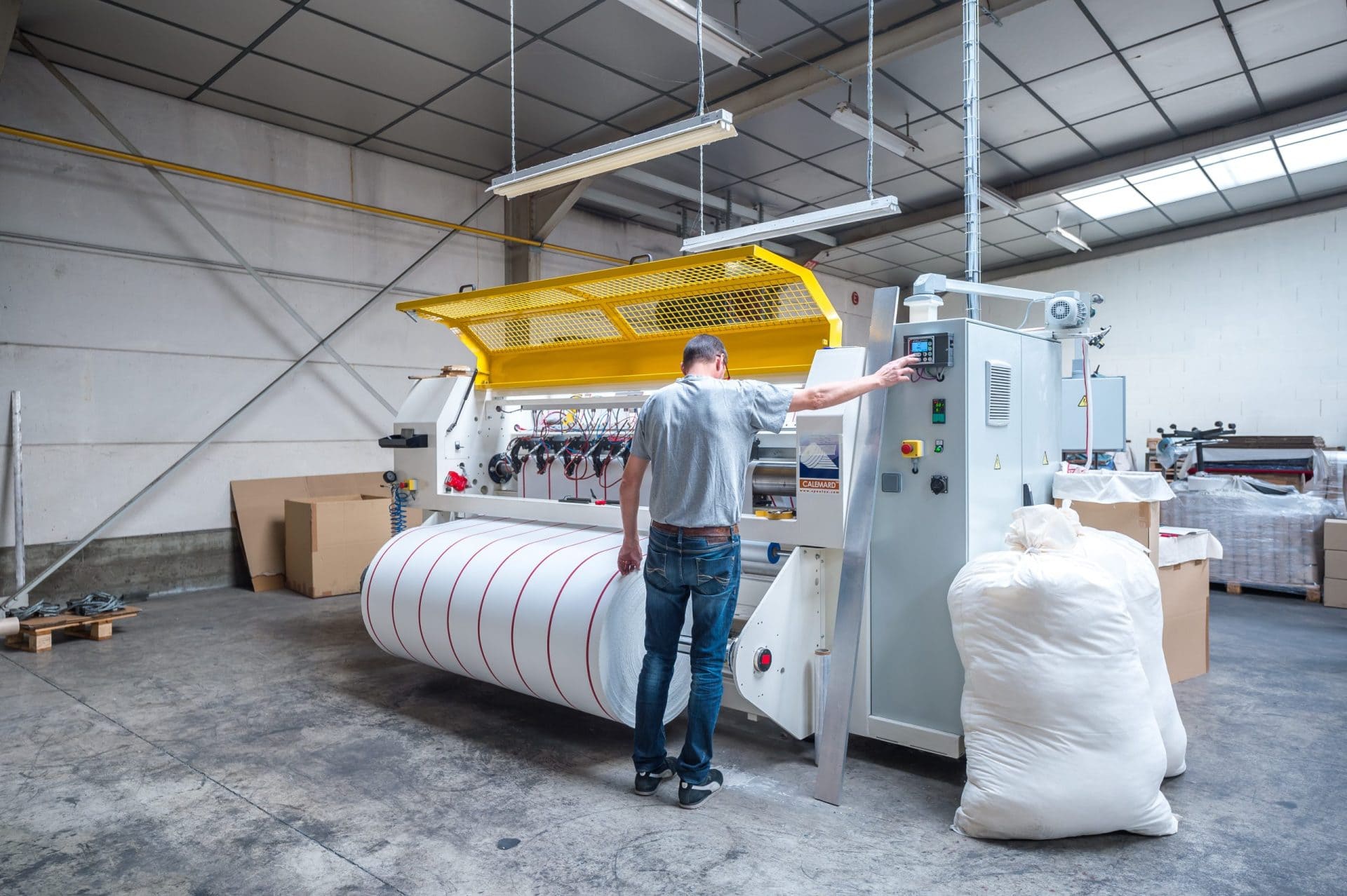 homme utilise une machine pour tissu agroalimentaire